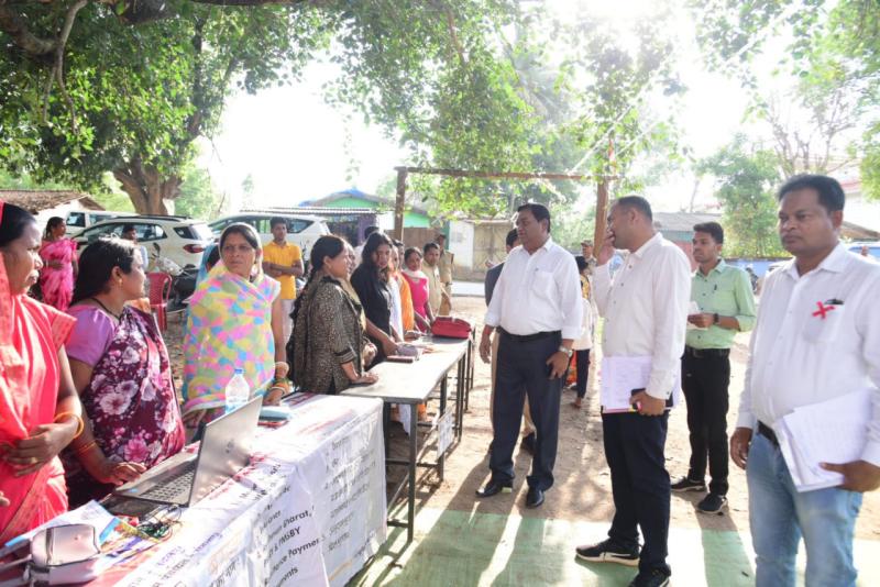 बस्तर कमिश्नर ने ग्राम संबलपुर और बम्हनी में