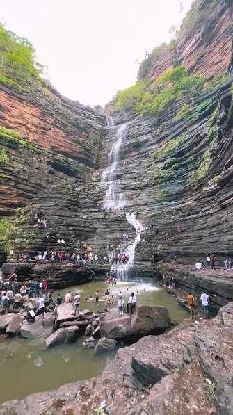 निदान फॉल में लापरवाही का नजारा, खतरनाक कुंड तक पहुंच रहे सैलानी