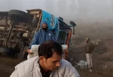 Photo of अशोकनगर में कोहरे से सड़क हादसा बायपास पर पलटी यात्रियों से भरी स्लीपर बस, 20 लोग सवार थे, 4 घायल