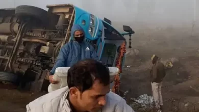 Photo of अशोकनगर में कोहरे से सड़क हादसा बायपास पर पलटी यात्रियों से भरी स्लीपर बस, 20 लोग सवार थे, 4 घायल