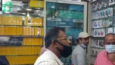 Photo of खंडवा में मोबाइल दुकान में चोरी:सब्बल से दुकान की शटर उचकाकर घुसे बदमाश, 15 लाख से अधिक कीमती मोबाइल ले भागे