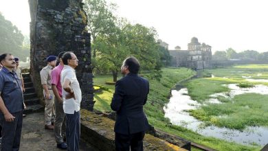 Photo of धार। प्रदेश के मुख्यमंत्री शिवराज सिंह चौहान ने आज सुबह माण्डू के जहाज़ महल परिसर का अवलोकन कर महलों की जानकारी ली।